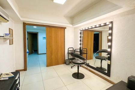 Casa à venda com 669m², 2 quartos e 3 vagas Casa à venda com 669m², 2 quartos e 3 vagasCamarim