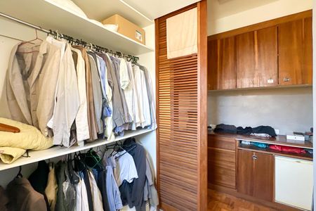Casa à venda com 669m², 2 quartos e 3 vagas Casa à venda com 669m², 2 quartos e 3 vagasCloset - Suite
