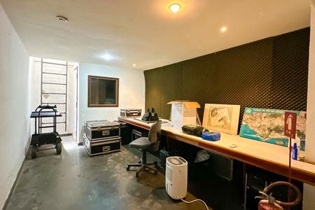 Casa à venda com 669m², 2 quartos e 3 vagas Casa à venda com 669m², 2 quartos e 3 vagasProdutora