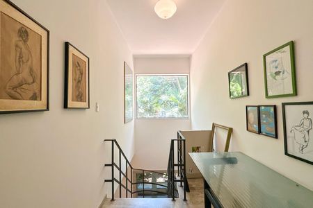 Casa à venda com 669m², 2 quartos e 3 vagas Casa à venda com 669m², 2 quartos e 3 vagasEscada