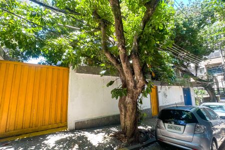 Casa à venda com 669m², 2 quartos e 3 vagas Casa à venda com 669m², 2 quartos e 3 vagasFachada
