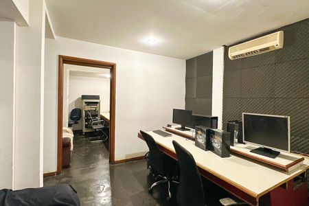 Casa à venda com 669m², 2 quartos e 3 vagas Casa à venda com 669m², 2 quartos e 3 vagasProdutora