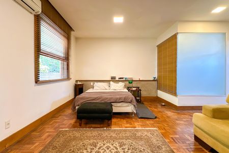 Casa à venda com 669m², 2 quartos e 3 vagas Casa à venda com 669m², 2 quartos e 3 vagasSuíte