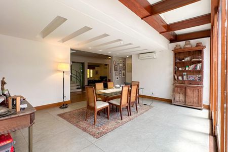 Casa à venda com 669m², 2 quartos e 3 vagas Casa à venda com 669m², 2 quartos e 3 vagasSala