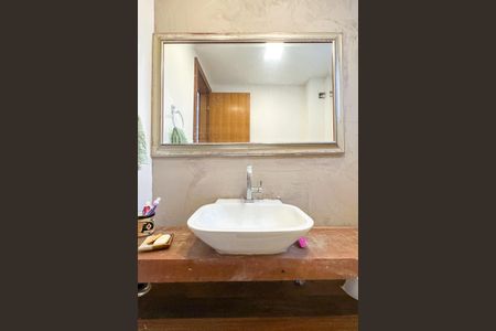 Casa à venda com 669m², 2 quartos e 3 vagas Casa à venda com 669m², 2 quartos e 3 vagasLavabo