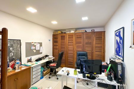 Casa à venda com 669m², 2 quartos e 3 vagas Casa à venda com 669m², 2 quartos e 3 vagasProdutora