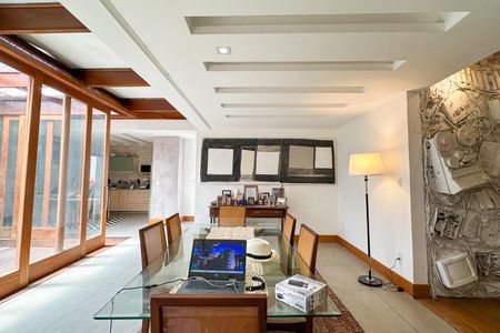 Casa à venda com 669m², 2 quartos e 3 vagas Casa à venda com 669m², 2 quartos e 3 vagasSala