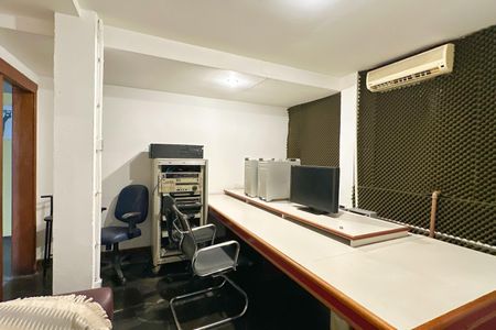 Casa à venda com 669m², 2 quartos e 3 vagas Casa à venda com 669m², 2 quartos e 3 vagasProdutora