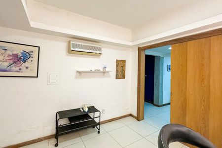 Casa à venda com 669m², 2 quartos e 3 vagas Casa à venda com 669m², 2 quartos e 3 vagasCamarim