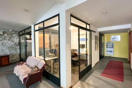 Casa à venda com 669m², 2 quartos e 3 vagas Casa à venda com 669m², 2 quartos e 3 vagasProdutora