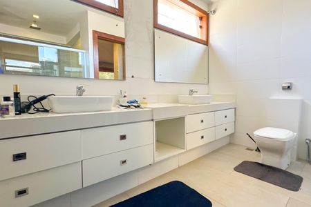 Casa à venda com 669m², 2 quartos e 3 vagas Casa à venda com 669m², 2 quartos e 3 vagasSuíte
