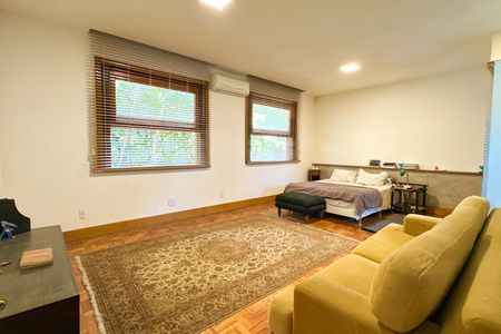 Casa à venda com 669m², 2 quartos e 3 vagas Casa à venda com 669m², 2 quartos e 3 vagasSuíte