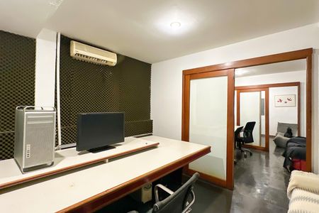 Casa à venda com 669m², 2 quartos e 3 vagas Casa à venda com 669m², 2 quartos e 3 vagasProdutora