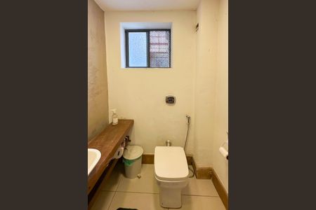 Casa à venda com 669m², 2 quartos e 3 vagas Casa à venda com 669m², 2 quartos e 3 vagasLavabo