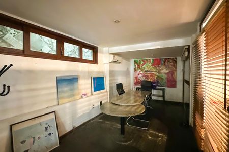 Casa à venda com 669m², 2 quartos e 3 vagas Casa à venda com 669m², 2 quartos e 3 vagasProdutora