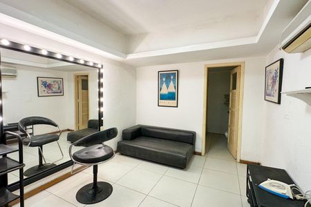 Casa à venda com 669m², 2 quartos e 3 vagas Casa à venda com 669m², 2 quartos e 3 vagasCamarim