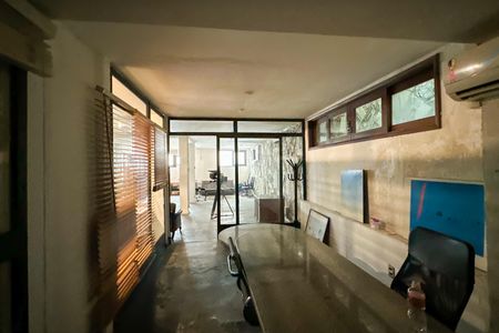 Casa à venda com 669m², 2 quartos e 3 vagas Casa à venda com 669m², 2 quartos e 3 vagasProdutora