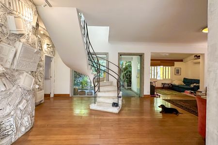Casa à venda com 669m², 2 quartos e 3 vagas Casa à venda com 669m², 2 quartos e 3 vagasSala