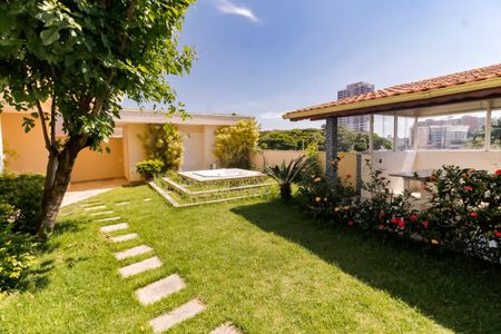 Casa à venda com 463m², 4 quartos e 6 vagas Casa à venda com 463m², 4 quartos e 6 vagasQuintal