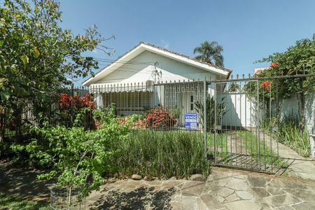 Casa à venda com 180m², 3 quartos e 3 vagas Casa à venda com 180m², 3 quartos e 3 vagasFachada