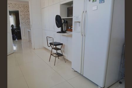 Apartamento à venda com 300m², 4 quartos e 5 vagas Apartamento à venda com 300m², 4 quartos e 5 vagasCozinha
