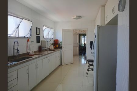 Apartamento à venda com 300m², 4 quartos e 5 vagas Apartamento à venda com 300m², 4 quartos e 5 vagasCozinha