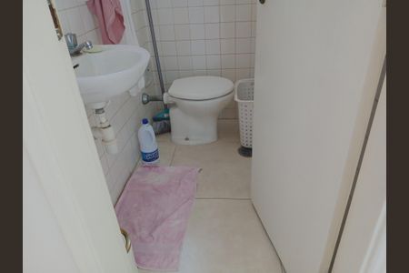 Apartamento à venda com 300m², 4 quartos e 5 vagas Apartamento à venda com 300m², 4 quartos e 5 vagasBanheiro de Serviço