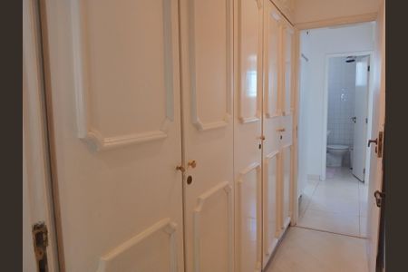 Apartamento à venda com 300m², 4 quartos e 5 vagas Apartamento à venda com 300m², 4 quartos e 5 vagasCorredor