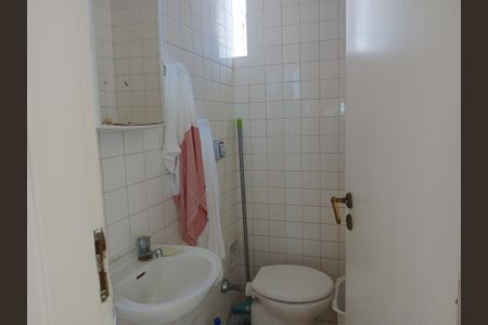 Apartamento à venda com 300m², 4 quartos e 5 vagas Apartamento à venda com 300m², 4 quartos e 5 vagasBanheiro de Serviço