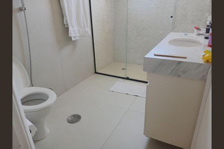 Apartamento à venda com 300m², 4 quartos e 5 vagas Apartamento à venda com 300m², 4 quartos e 5 vagasBanheiro do Quarto 2
