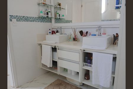 Apartamento à venda com 300m², 4 quartos e 5 vagas Apartamento à venda com 300m², 4 quartos e 5 vagasBanheiro do Quarto 4