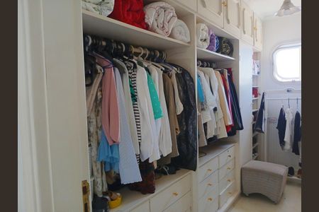 Apartamento à venda com 300m², 4 quartos e 5 vagas Apartamento à venda com 300m², 4 quartos e 5 vagasQuarto 4