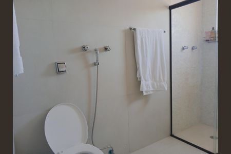 Apartamento à venda com 300m², 4 quartos e 5 vagas Apartamento à venda com 300m², 4 quartos e 5 vagasBanheiro do Quarto 2