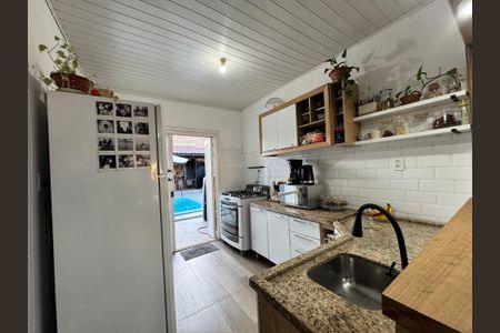 Casa à venda com 180m², 2 quartos e 2 vagas Casa à venda com 180m², 2 quartos e 2 vagasCozinha
