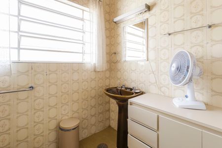 Casa à venda com 405m², 4 quartos e 7 vagas Casa à venda com 405m², 4 quartos e 7 vagasBanheiro 2
