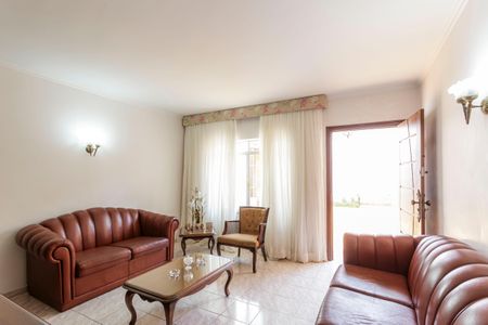 Casa à venda com 405m², 4 quartos e 7 vagas Casa à venda com 405m², 4 quartos e 7 vagasSala de TV