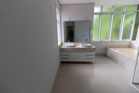 Casa de condomínio à venda com 750m², 4 quartos e 4 vagas Casa de condomínio à venda com 750m², 4 quartos e 4 vagasBANHEIRO DA SUITE