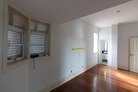 Casa de condomínio à venda com 750m², 4 quartos e 4 vagas Casa de condomínio à venda com 750m², 4 quartos e 4 vagasSUITE 3