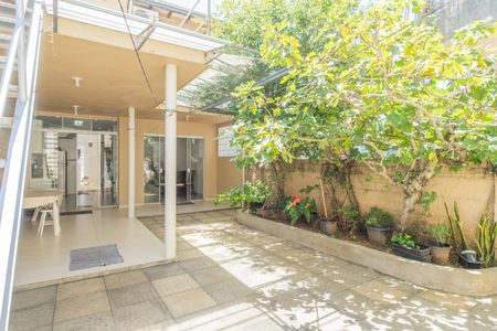 Casa à venda com 200m², 4 quartos e sem vaga Casa à venda com 200m², 4 quartos e sem vagaQuintal