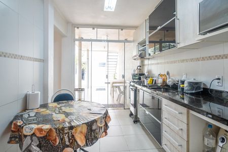 Casa à venda com 200m², 4 quartos e sem vaga Casa à venda com 200m², 4 quartos e sem vagaCozinha