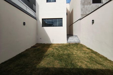 Casa à venda com 120m², 3 quartos e 2 vagasQuintal - Fundos