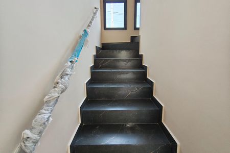 Casa à venda com 120m², 3 quartos e 2 vagasEscada - Quartos