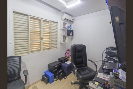 Casa à venda com 200m², 3 quartos e 3 vagas Casa à venda com 200m², 3 quartos e 3 vagasQuarto 2