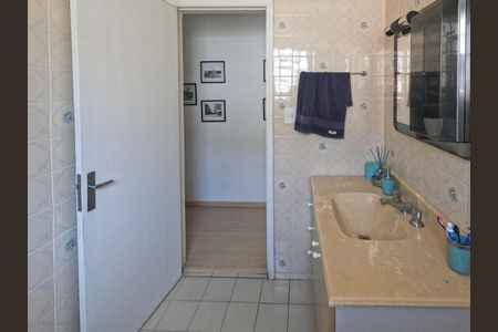 Casa à venda com 200m², 3 quartos e 3 vagas Casa à venda com 200m², 3 quartos e 3 vagasBanheiro Corredor