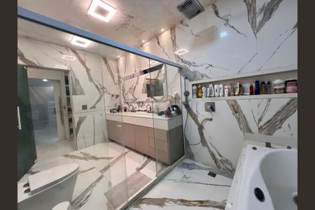 Casa à venda com 1200m², 4 quartos e 8 vagas Casa à venda com 1200m², 4 quartos e 8 vagasBanheiro da Suíte 3