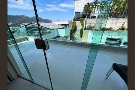 Casa à venda com 1200m², 4 quartos e 8 vagas Casa à venda com 1200m², 4 quartos e 8 vagasVaranda da suíte 2