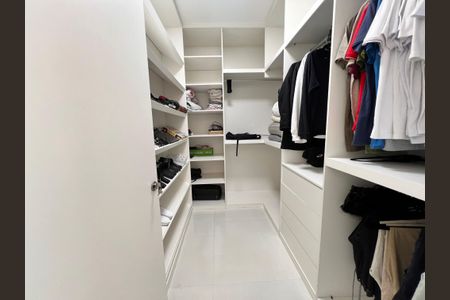 Casa à venda com 1200m², 4 quartos e 8 vagas Casa à venda com 1200m², 4 quartos e 8 vagasCloset da suíte 2