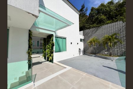 Casa à venda com 1200m², 4 quartos e 8 vagas Casa à venda com 1200m², 4 quartos e 8 vagasFachada