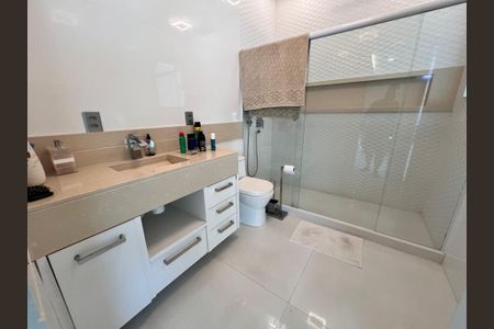 Casa à venda com 1200m², 4 quartos e 8 vagas Casa à venda com 1200m², 4 quartos e 8 vagasBanheiro da Suíte 2