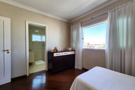 Casa à venda com 447m², 4 quartos e 4 vagas Casa à venda com 447m², 4 quartos e 4 vagasSuíte 1